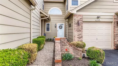 3105 Autumn Shores Dr, Maryland Heights, MO 63043