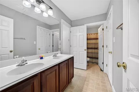 Entry Way - 122 Fox Haven Dr, O'fallon, MO 63368 photo 8 of 8