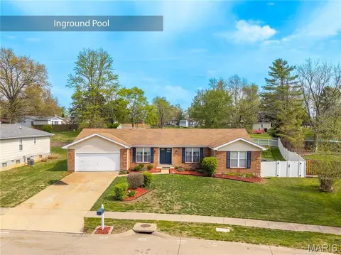 4851 Arevalo Dr, Saint Louis, MO 63128