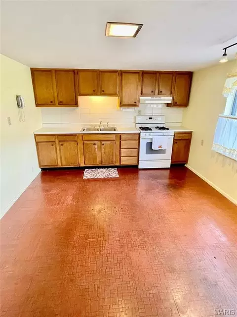 Kitchen - 123 Dee St, Moro, IL 62067 photo 1 of 2