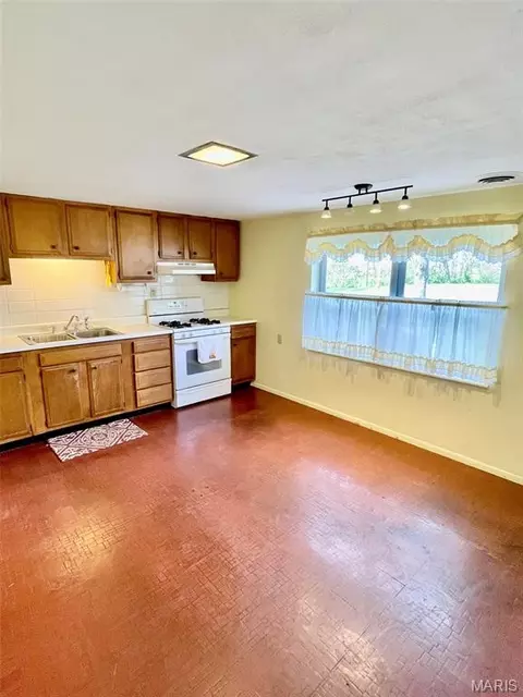 Kitchen - 123 Dee St, Moro, IL 62067 photo 2 of 2