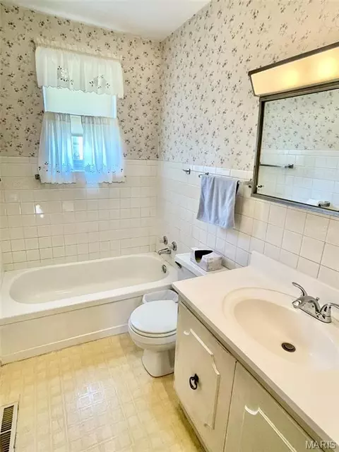 Bath - 123 Dee St, Moro, IL 62067 photo 1 of 1