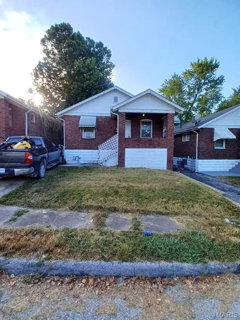 8328 Strathmore Pl, Jennings, MO 63136