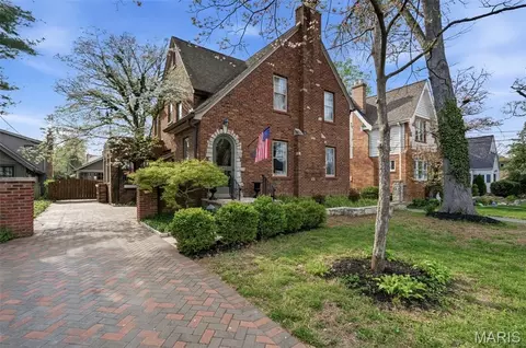 121 Parkland Ave, Glendale, MO 63122