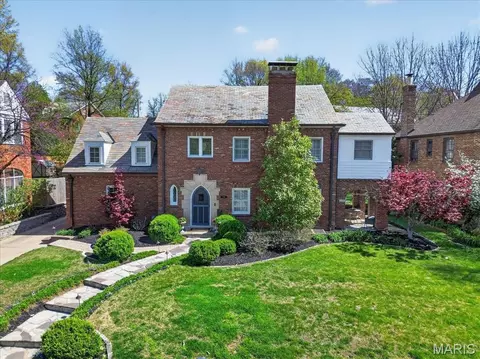 7801 Davis Dr, Saint Louis, MO 63105