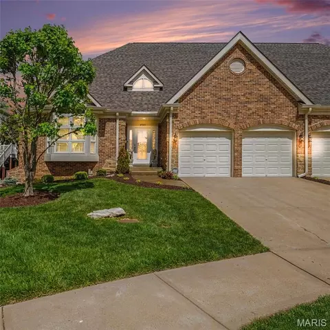 8735 Grants Log Cabin Ln, Saint Louis, MO 63123
