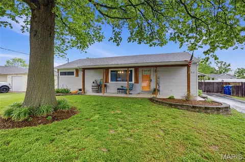 733 Lake Dr, Herculaneum, MO 63048