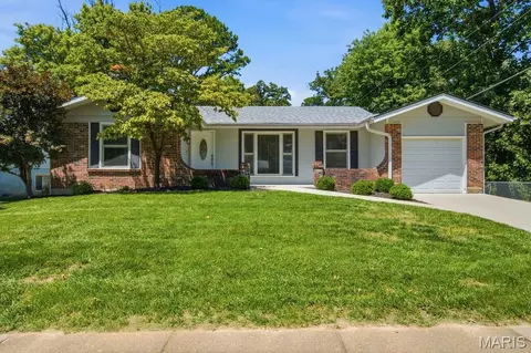 893 Oklahoma Ave, Ballwin, MO 63021