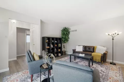 Living - 893 Oklahoma Ave, Ballwin, MO 63021 photo 3 of 4