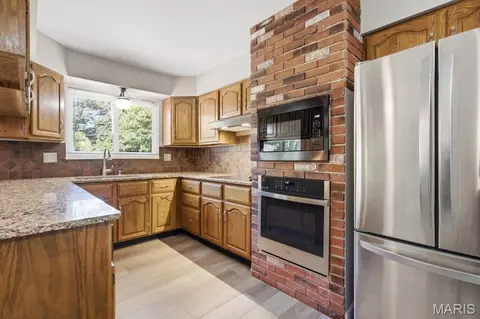 Kitchen - 893 Oklahoma Ave, Ballwin, MO 63021 photo 2 of 2
