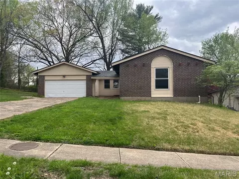 4484 Miletus Dr, Florissant, MO 63033