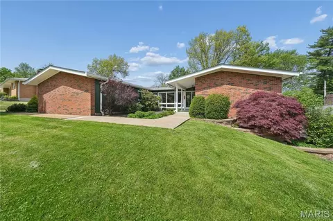 2417 Sunnybrook Dr, Saint Louis, MO 63114