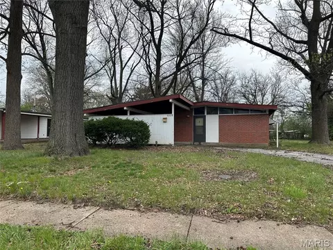 8428 Red Fir Dr, Berkeley, MO 63134