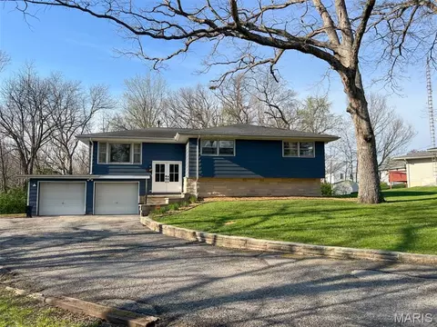 47 Smoke Tree Rd, Hillsboro, IL 62049