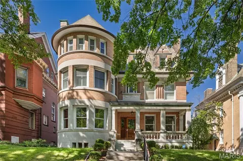 4361 Westminster Pl, Saint Louis, MO 63108