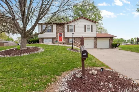400 Saint Rose Dr, Godfrey, IL 62035
