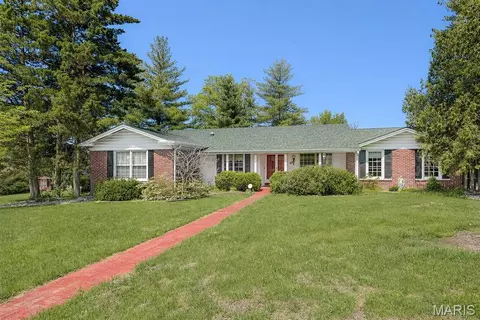 69 Club Grounds North Dr, Florissant, MO 63033