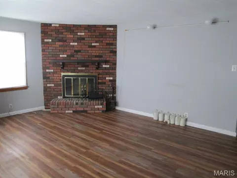 Living - 410 S Oak St, Union, MO 63084 photo 2 of 3