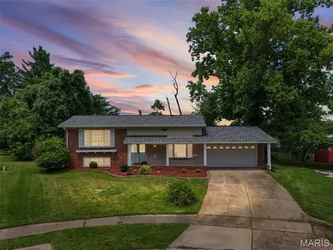 2255 Barcelona Dr, Florissant, MO 63033