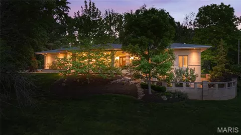 15 Summerhill Ln, Town And Country, MO 63017