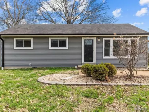 110 Birchwood Dr, Ballwin, MO 63011