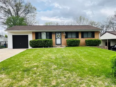 2021 Gladiator Dr, Fenton, MO 63026