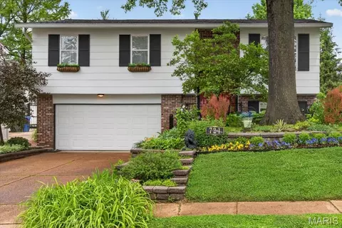 721 Oakway Pl, Glendale, MO 63122