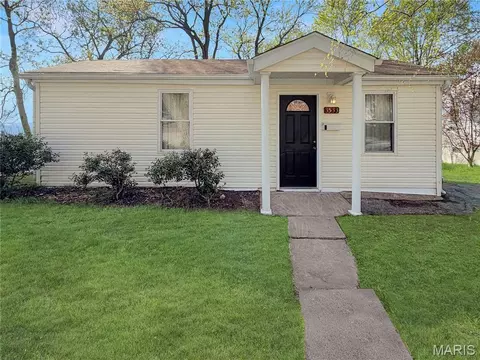 3533 Dixie Dr, Saint Ann, MO 63074
