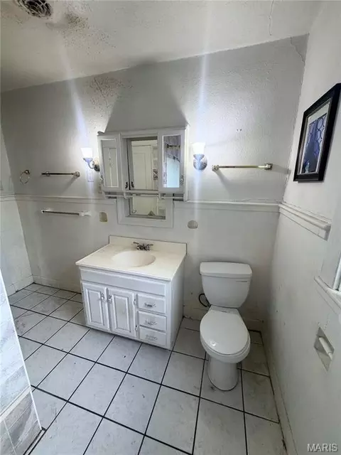 Bath - 7218 Normandy Pl, Normandy, MO 63121 photo 5 of 5
