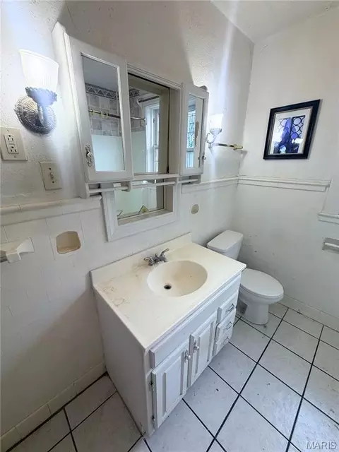 Bath - 7218 Normandy Pl, Normandy, MO 63121 photo 3 of 5