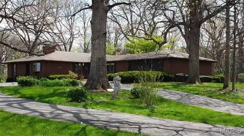 17466 Lageman Ln, Brighton, IL 62012