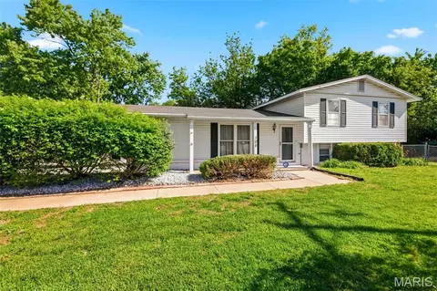 105 Jane Dr, Saint Peters, MO 63376