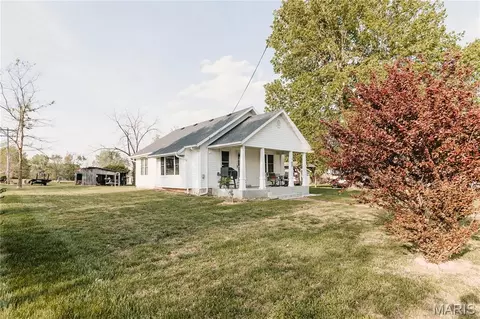 614 10th St, Vienna, MO 65582