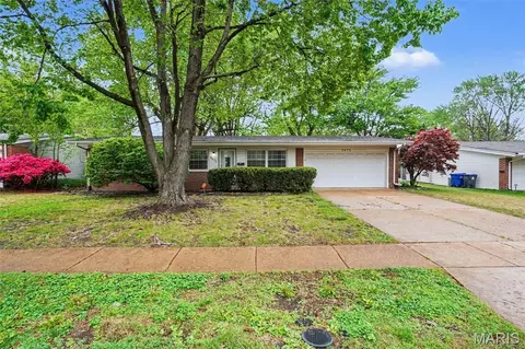 2675 Narraganset Dr, Florissant, MO 63033