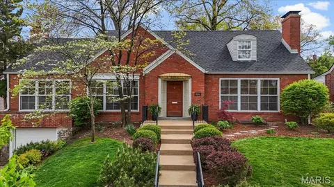 8104 Stratford Dr, Clayton, MO 63105