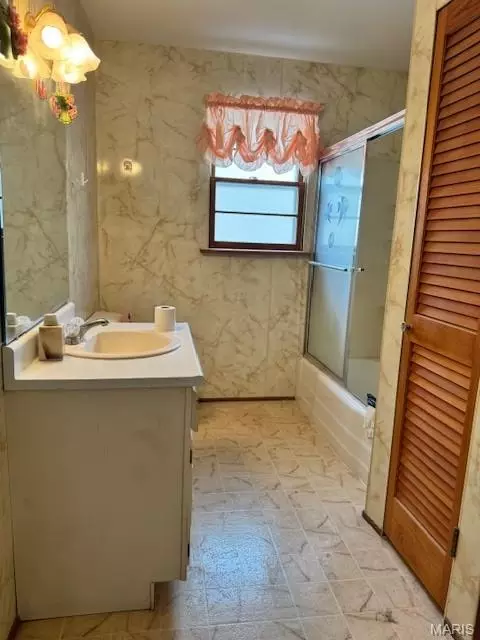 Bath - 914 S Walnut St, Gerald, MO 63037 photo 1 of 2