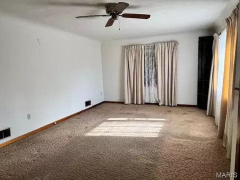 Living - 914 S Walnut St, Gerald, MO 63037 photo 2 of 7