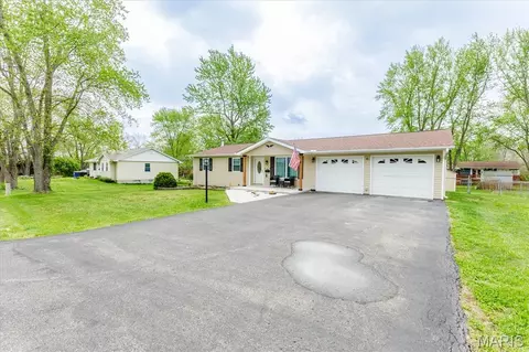 910 Center St, Warrenton, MO 63383