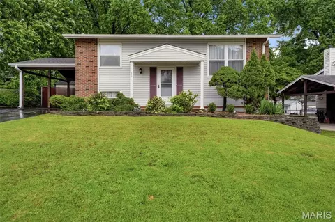2674 Bennington Pl, Maryland Heights, MO 63043
