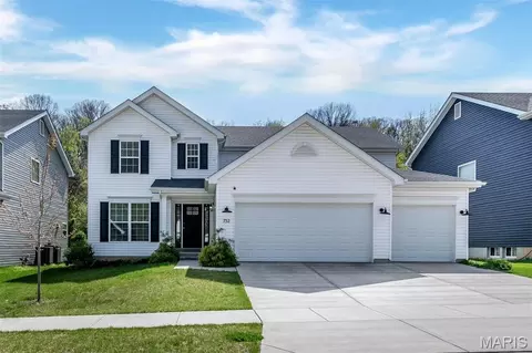 732 Fox Creek Dr, Fenton, MO 63026