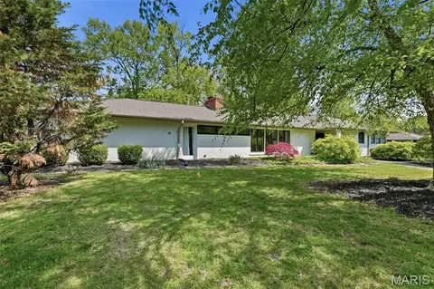 107 Stoneyside Ln, Olivette, MO 63132