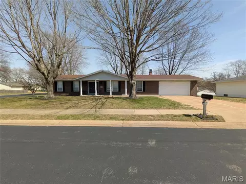 2824 Olde Greenwich Dr, Saint Charles, MO 63301