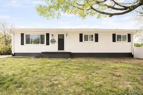 111 Cedar Ln, Glen Carbon, IL 62034