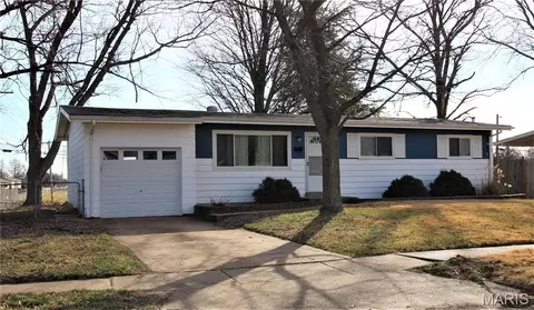 1600 Chickadee Ln, Florissant, MO 63031