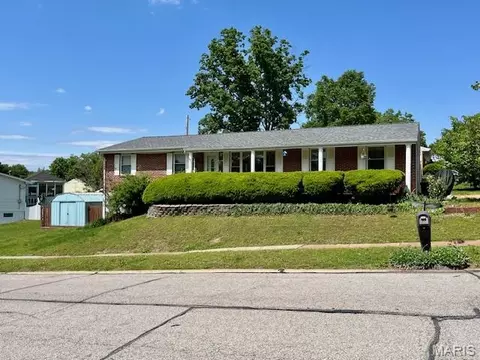 180 Chinon Dr, Saint Louis, MO 63129