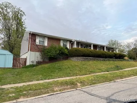 180 Chinon Dr, Saint Louis, MO 63129