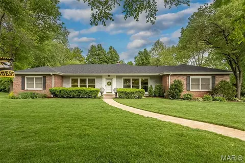 7 Kingston Manor Dr, Ladue, MO 63124