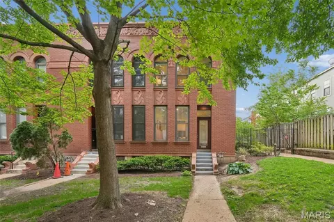 10 Manhattan Mews, Saint Louis, MO 63108