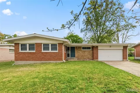2100 Argo Dr, Florissant, MO 63031
