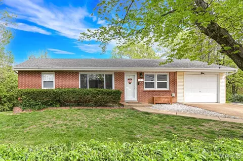5 Bluebird Ln, Fenton, MO 63026